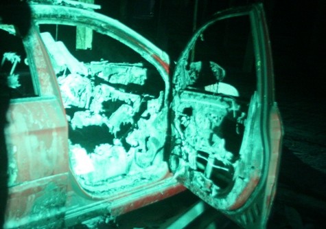 Toàn bộ phần sau, nóc xe và nội thất bên trong xe đã bị lửa thiêu rụi hoàn toàn.